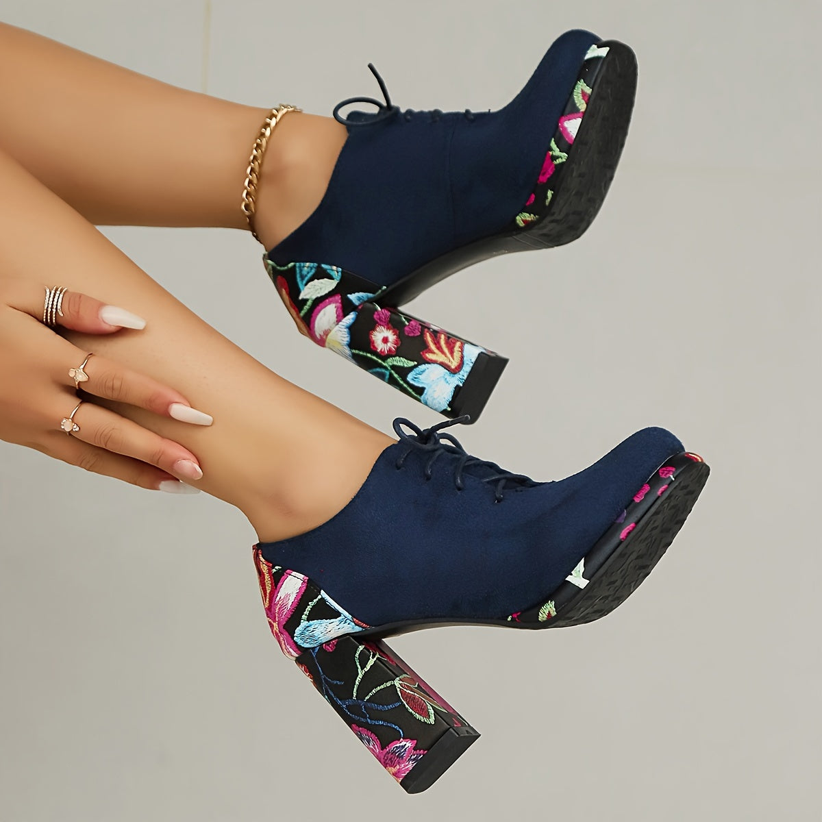 VougeVamp Elegant Chunky Heel Ankle Boots – Lace-Up Waterproof Platform Booties with Round Toe - VougeVampUK