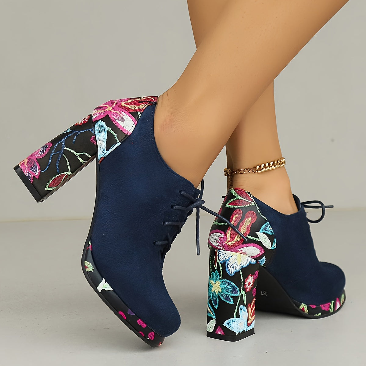 VougeVamp Elegant Chunky Heel Ankle Boots – Lace-Up Waterproof Platform Booties with Round Toe - VougeVampUK