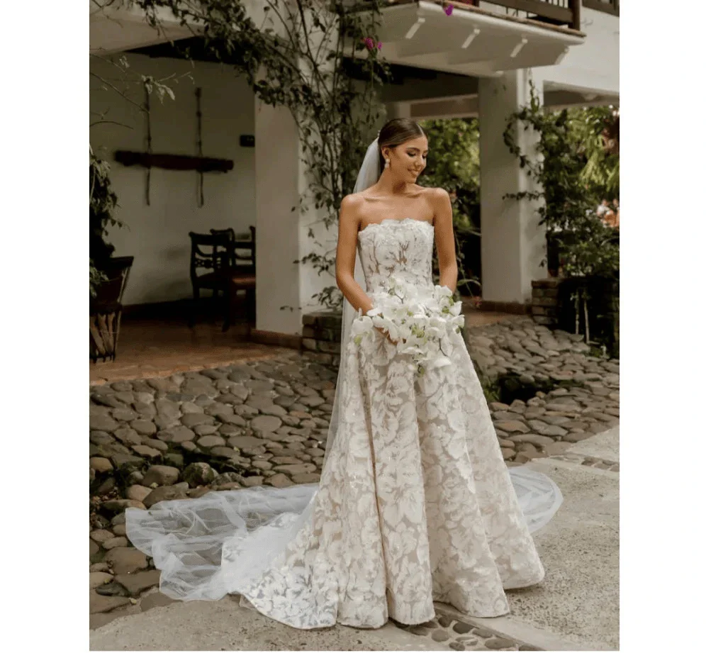 VougeVamp Customized White Lace Prom Dress - Strapless Floor-Length A-Line Evening Gown with Head Veil - VougeVampUK