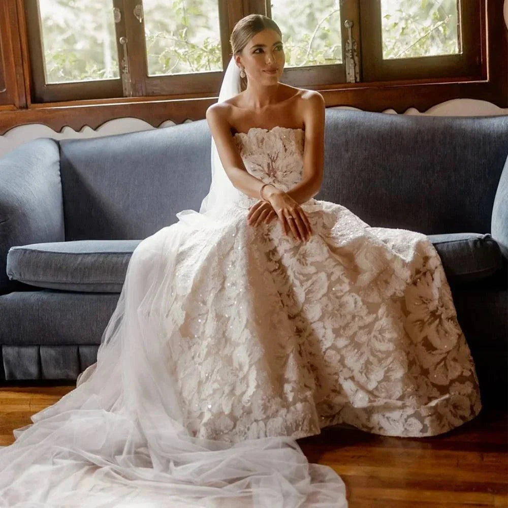 VougeVamp Customized White Lace Prom Dress - Strapless Floor-Length A-Line Evening Gown with Head Veil - VougeVampUK