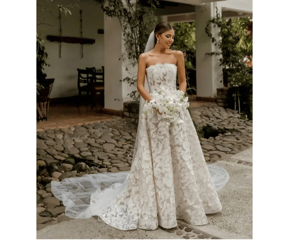 VougeVamp Customized White Lace Prom Dress - Strapless Floor-Length A-Line Evening Gown with Head Veil - VougeVampUK