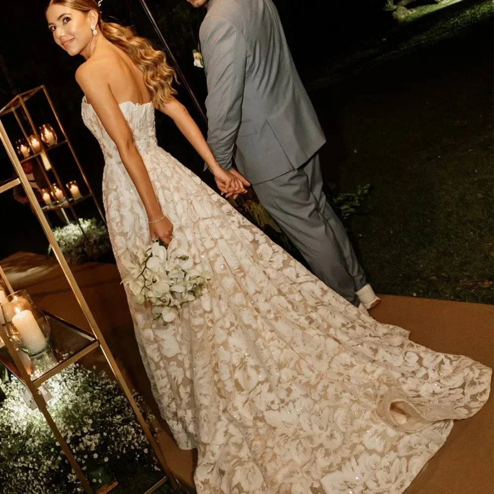 VougeVamp Customized White Lace Prom Dress - Strapless Floor-Length A-Line Evening Gown with Head Veil - VougeVampUK