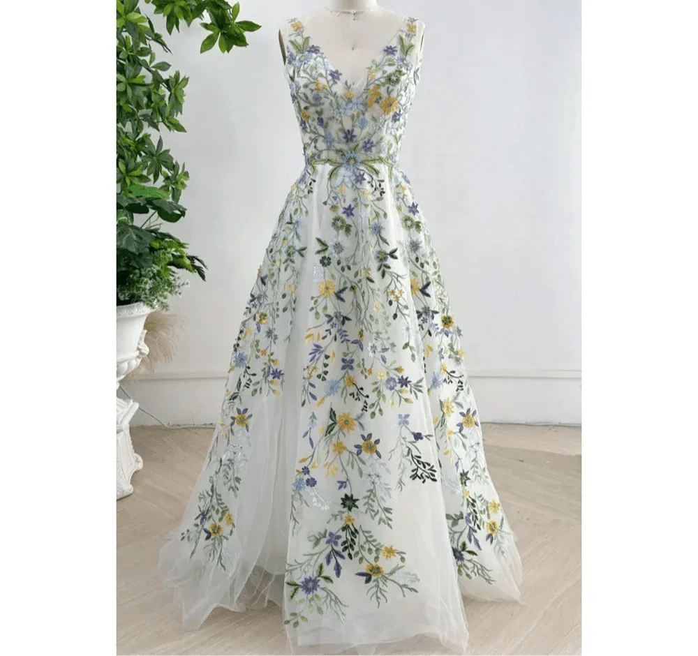 VougeVamp Floral Embroidery Backless A-Line Prom Dress - Sleeveless Evening Gown with Colorful Buttons