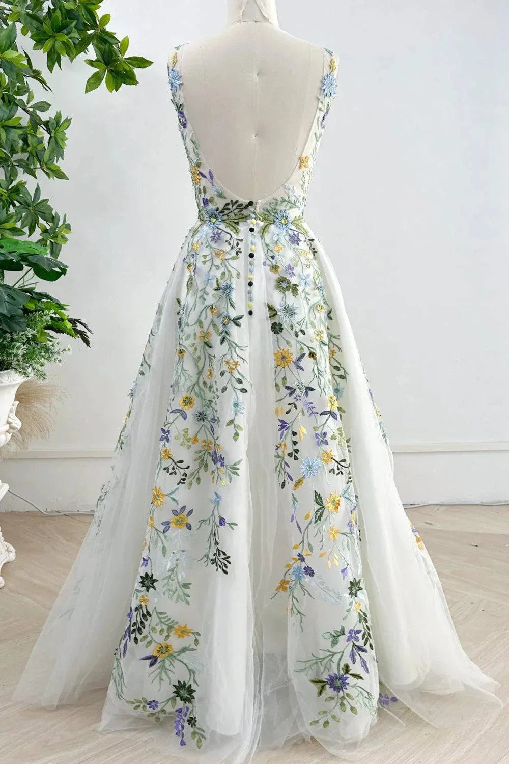 VougeVamp Floral Embroidery Backless A-Line Prom Dress - Sleeveless Evening Gown with Colorful Buttons