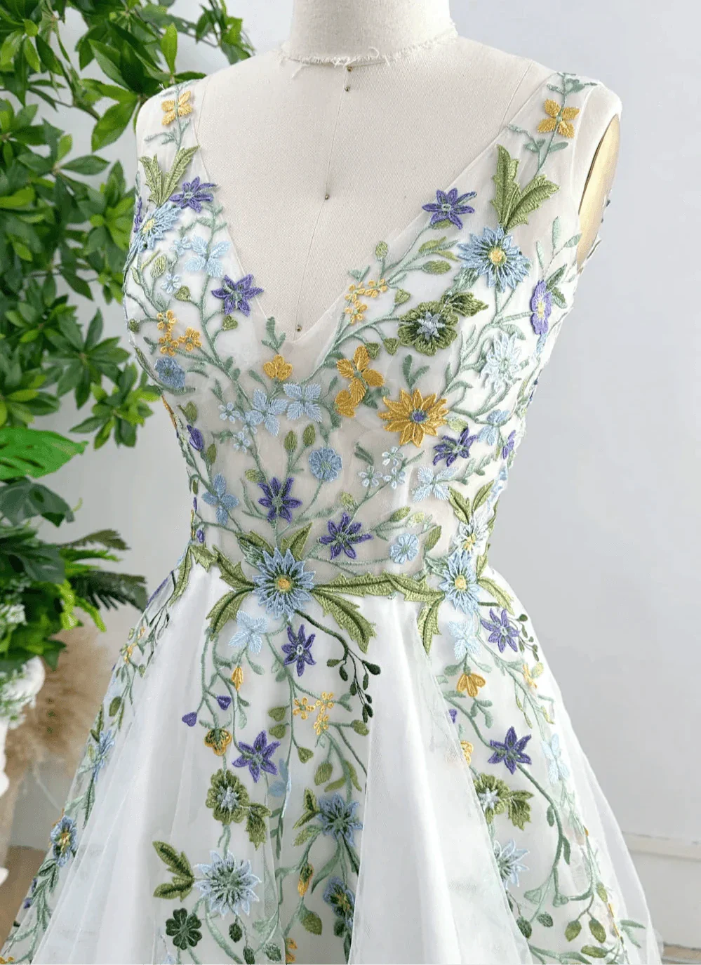 VougeVamp Floral Embroidery Backless A-Line Prom Dress - Sleeveless Evening Gown with Colorful Buttons