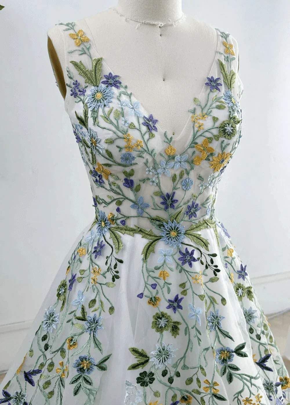 VougeVamp Floral Embroidery Backless A-Line Prom Dress - Sleeveless Evening Gown with Colorful Buttons