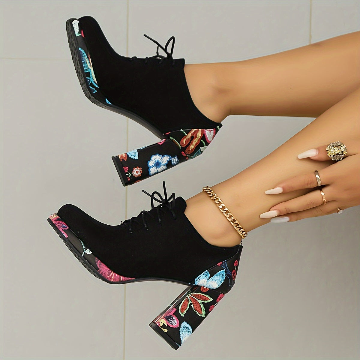 VougeVamp Elegant Chunky Heel Ankle Boots – Lace-Up Waterproof Platform Booties with Round Toe - VougeVampUK