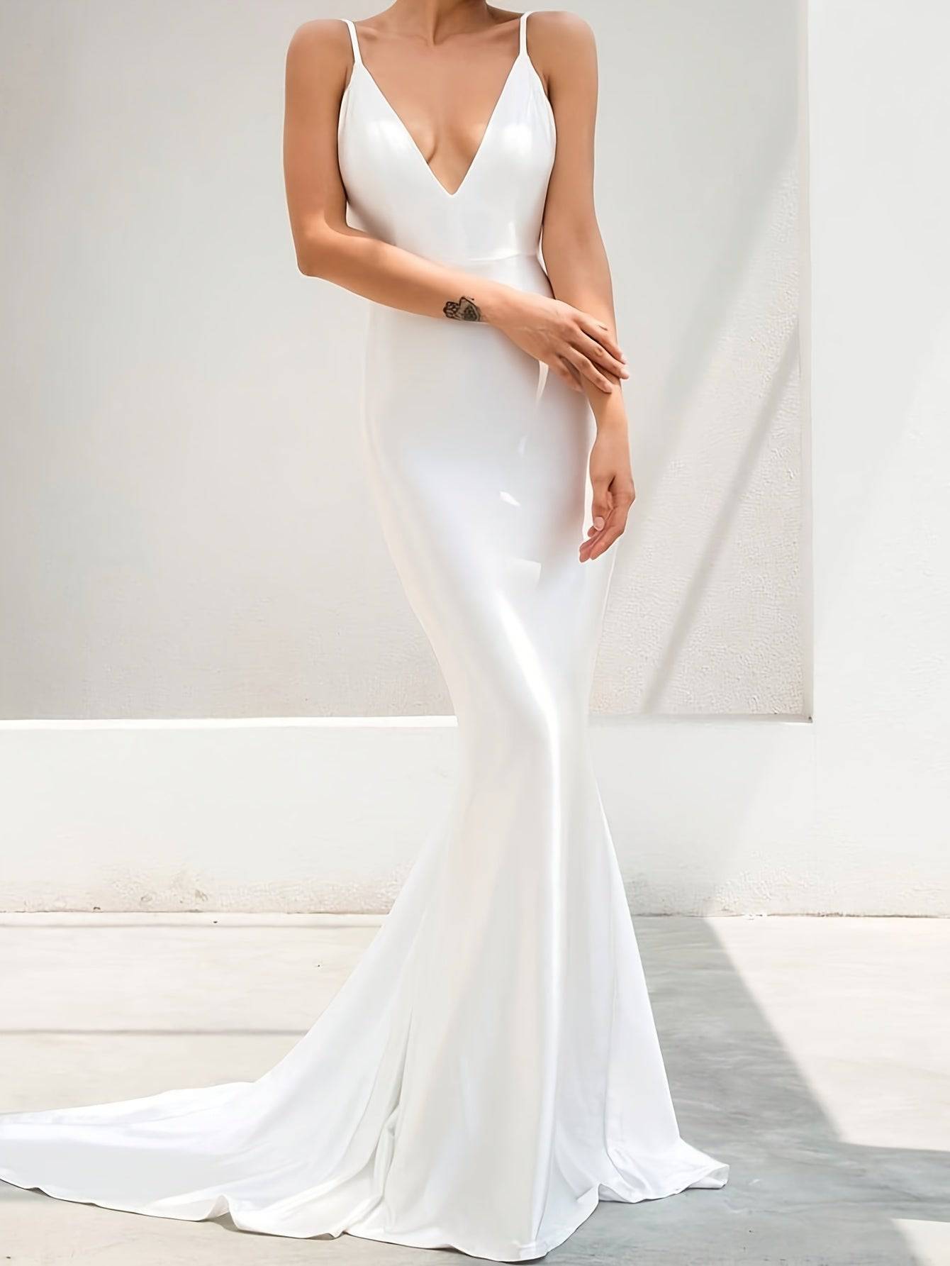 VougeVamp Elegant Satin Spaghetti Strap Gown – V-Neck Backless Slim Fit Dress for Parties & Banquets