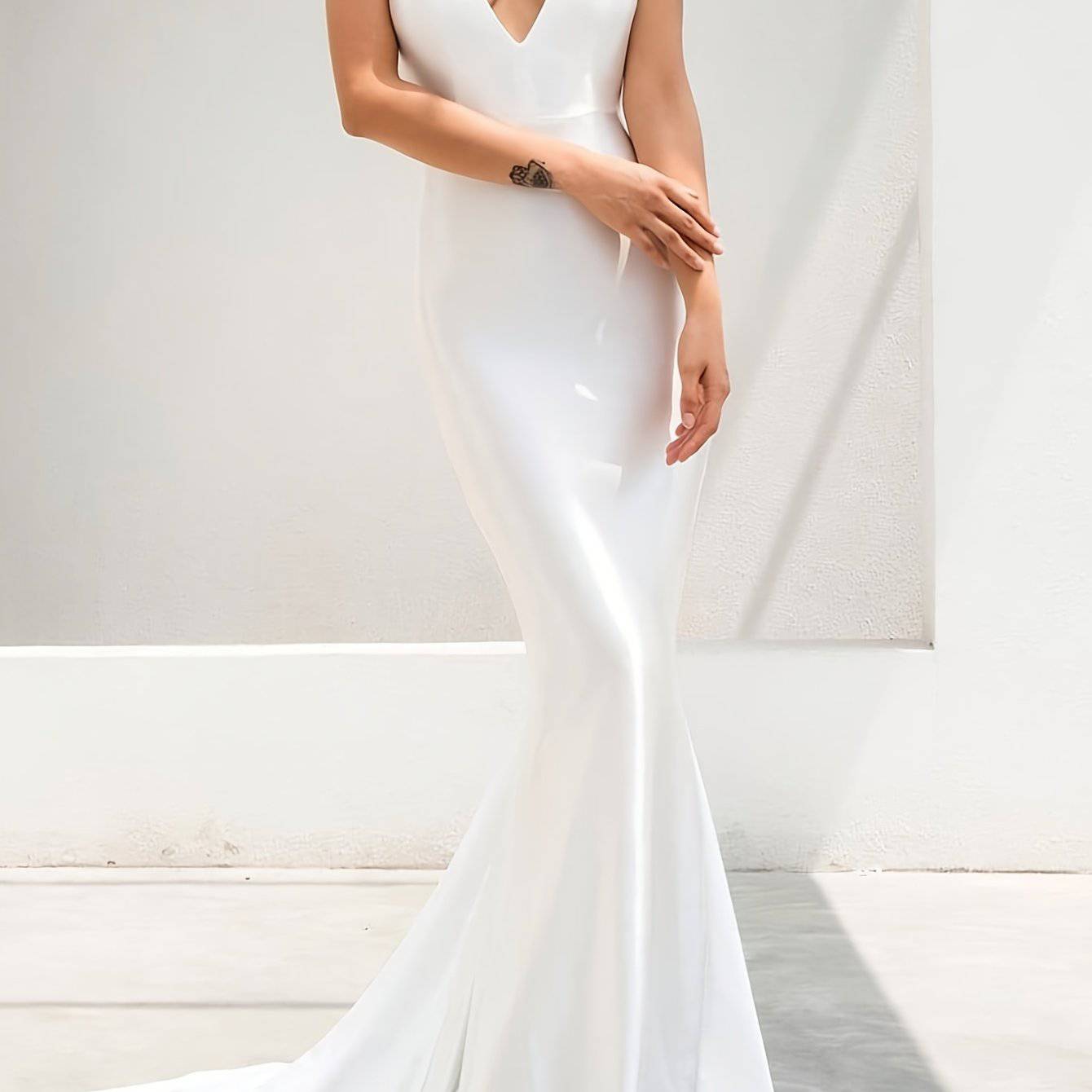 VougeVamp Elegant Satin Spaghetti Strap Gown – V-Neck Backless Slim Fit Dress for Parties & Banquets