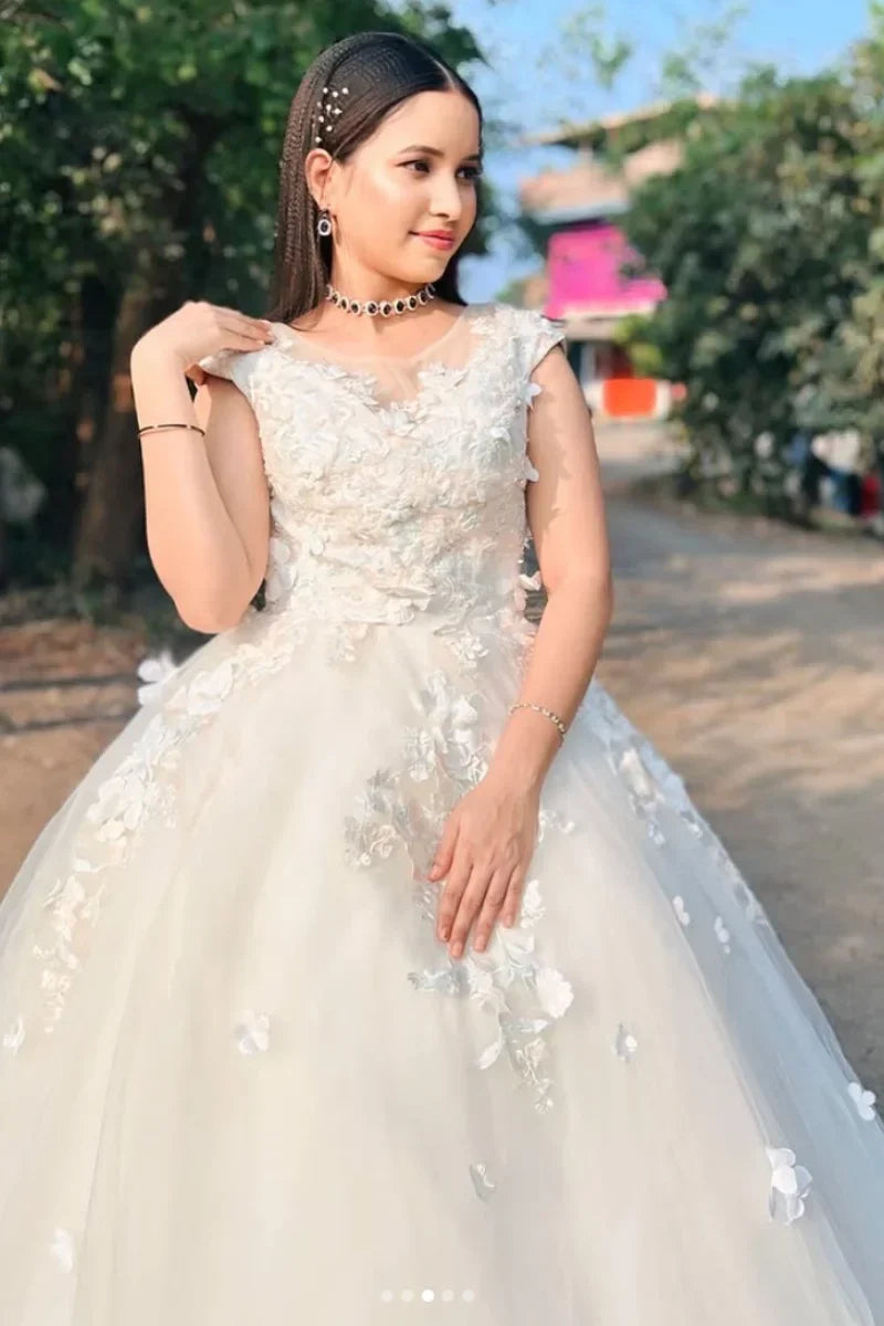 VougeVamp White Bridal Dress with 3D Applique - Tulle A-Line Wedding Gown with Watteau Train - VougeVampUK