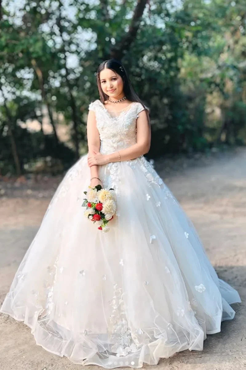 VougeVamp White Bridal Dress with 3D Applique - Tulle A-Line Wedding Gown with Watteau Train - VougeVampUK