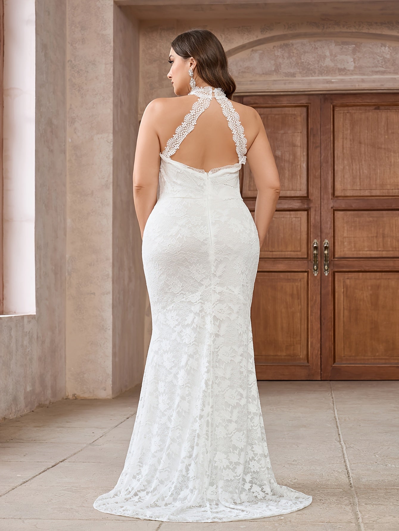 VougeVamp Elegant Plus Size Lace Gown for Women - Sleeveless Floor-Length Floral Bridal Dress with Round Neck - VougeVampUK