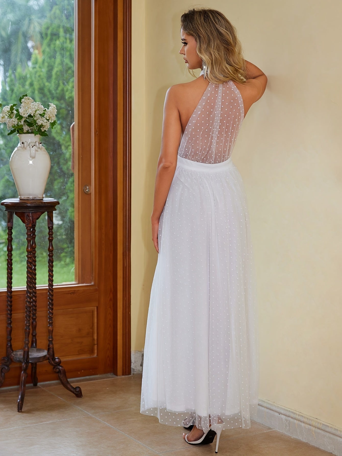 VougeVamp Elegant Sleeveless Halter Neck Maxi Dress for Women - Sheer White Lace Detailed A-Line Evening Gown - VougeVampUK