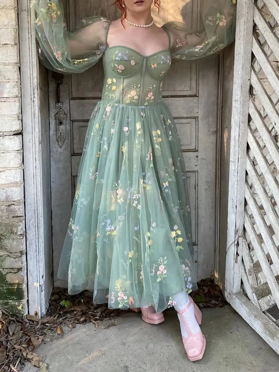 VougeVamp Romantic Vintage Green Prom Dress – Princess Puff Sleeve Floral Embroidered Evening Gown