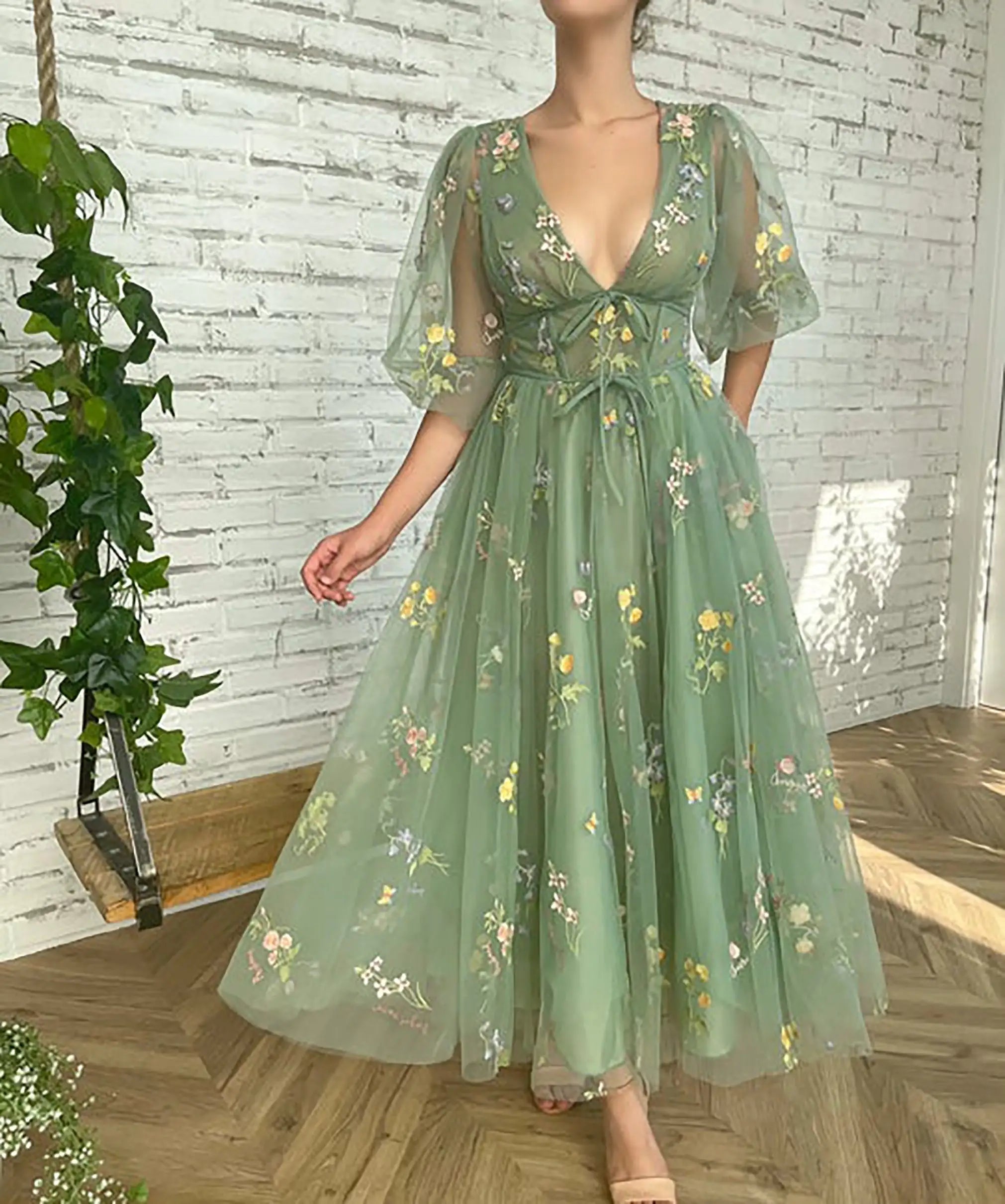 VougeVamp Romantic Vintage Green Prom Dress – Princess Puff Sleeve Floral Embroidered Evening Gown