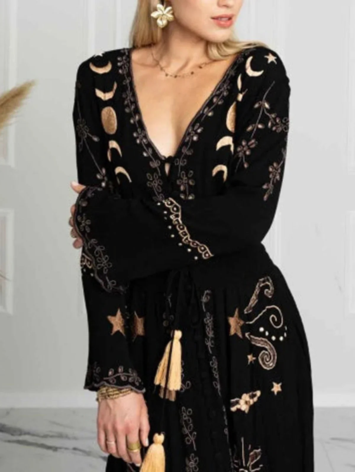VougeVamp Vintage V-Neck Long Sleeve Maxi Dress – Lace-Up Loose Summer Robe with Large Hem