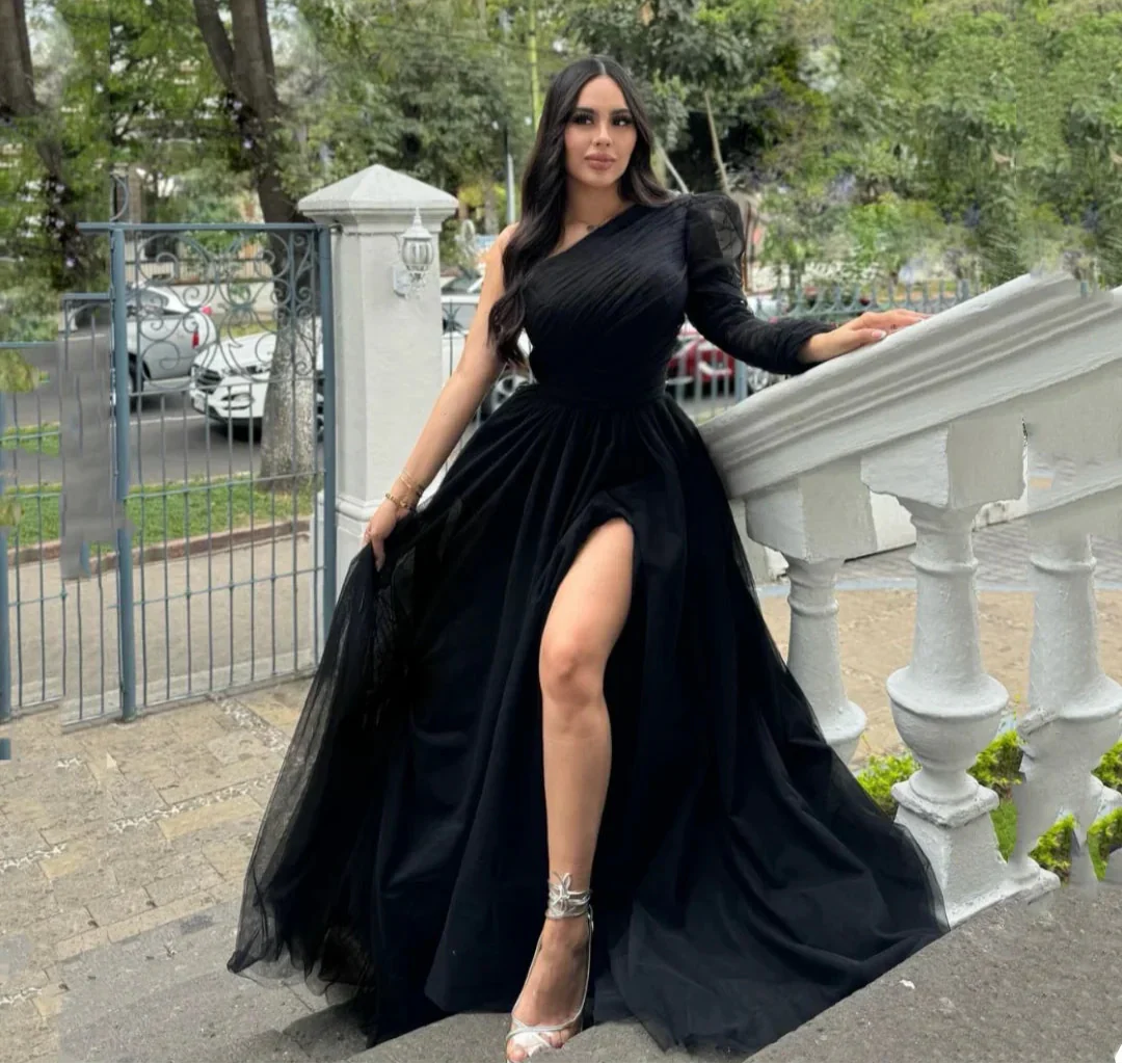 VougeVamp Black Party Dress - One-Shoulder Long-Sleeve A-Line Gown with Tulle Side Slit