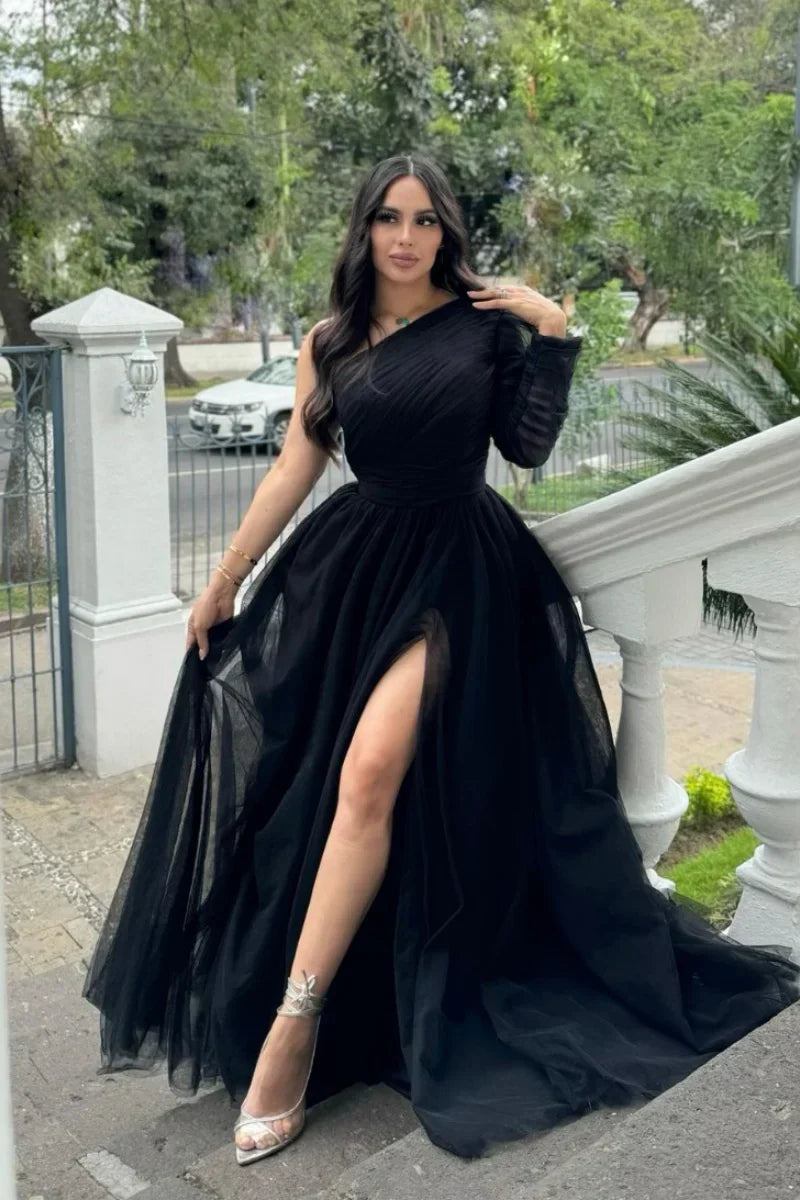 VougeVamp Black Party Dress - One-Shoulder Long-Sleeve A-Line Gown with Tulle Side Slit