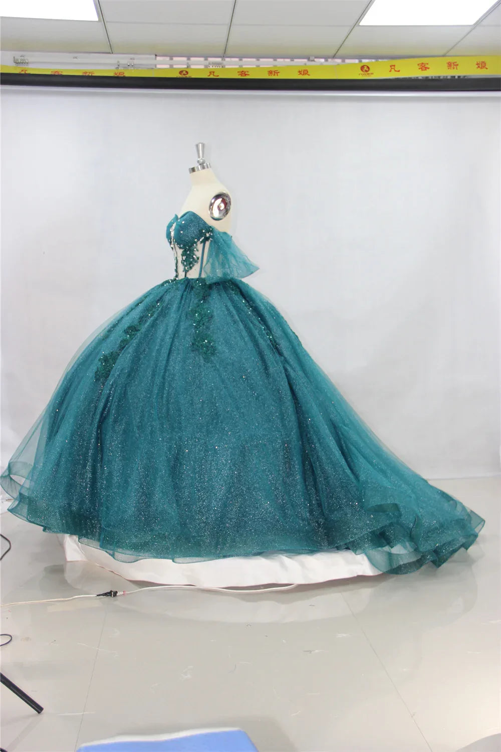 VougeVamp Princess Ball Gown Party Dress - Off-Shoulder Green A-Line Floor-Length Organza Gown