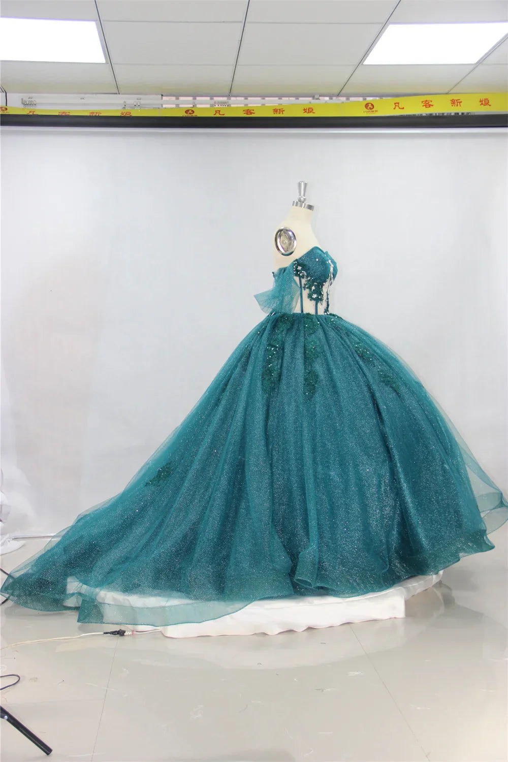 VougeVamp Princess Ball Gown Party Dress - Off-Shoulder Green A-Line Floor-Length Organza Gown